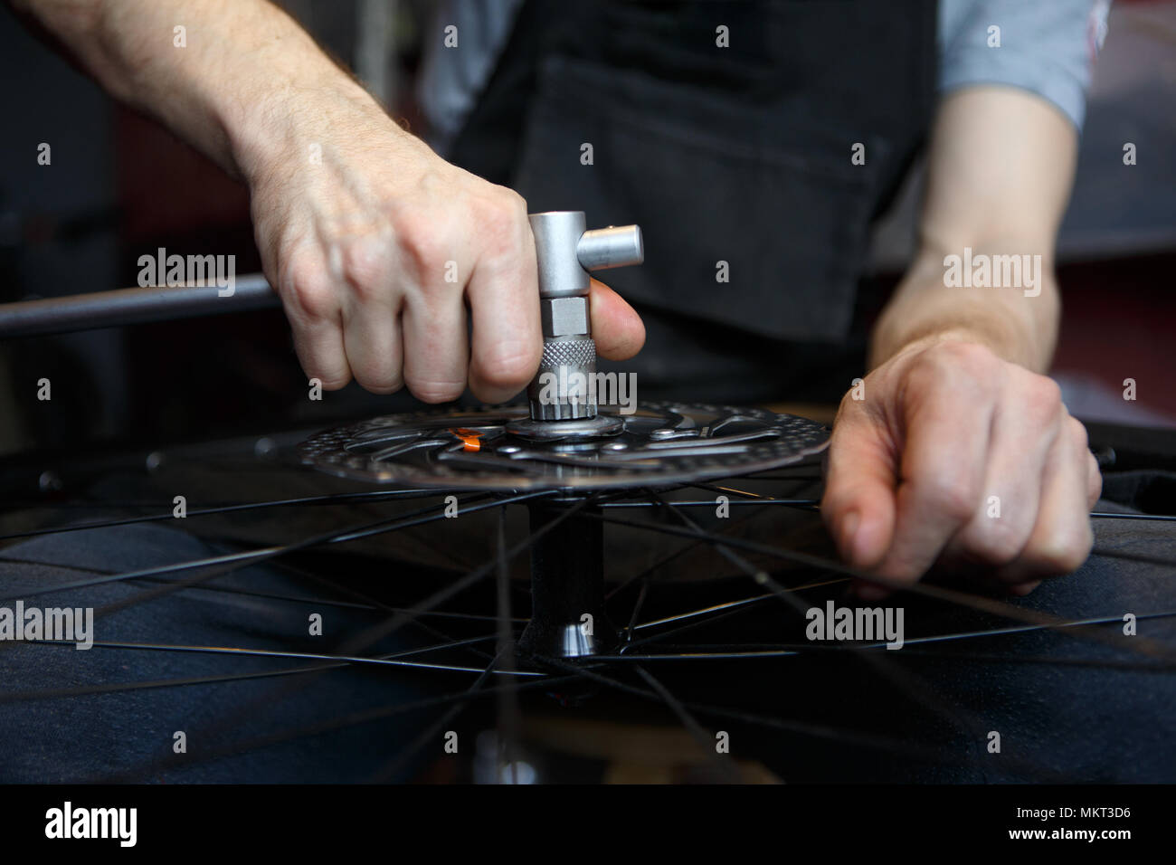 Photos Atelier de réparation de roue de vélo. Banque D'Images