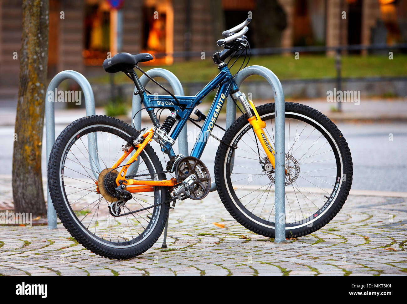 Location garée dans le porte vélo sur la place à Södertälje, Suède Banque D'Images