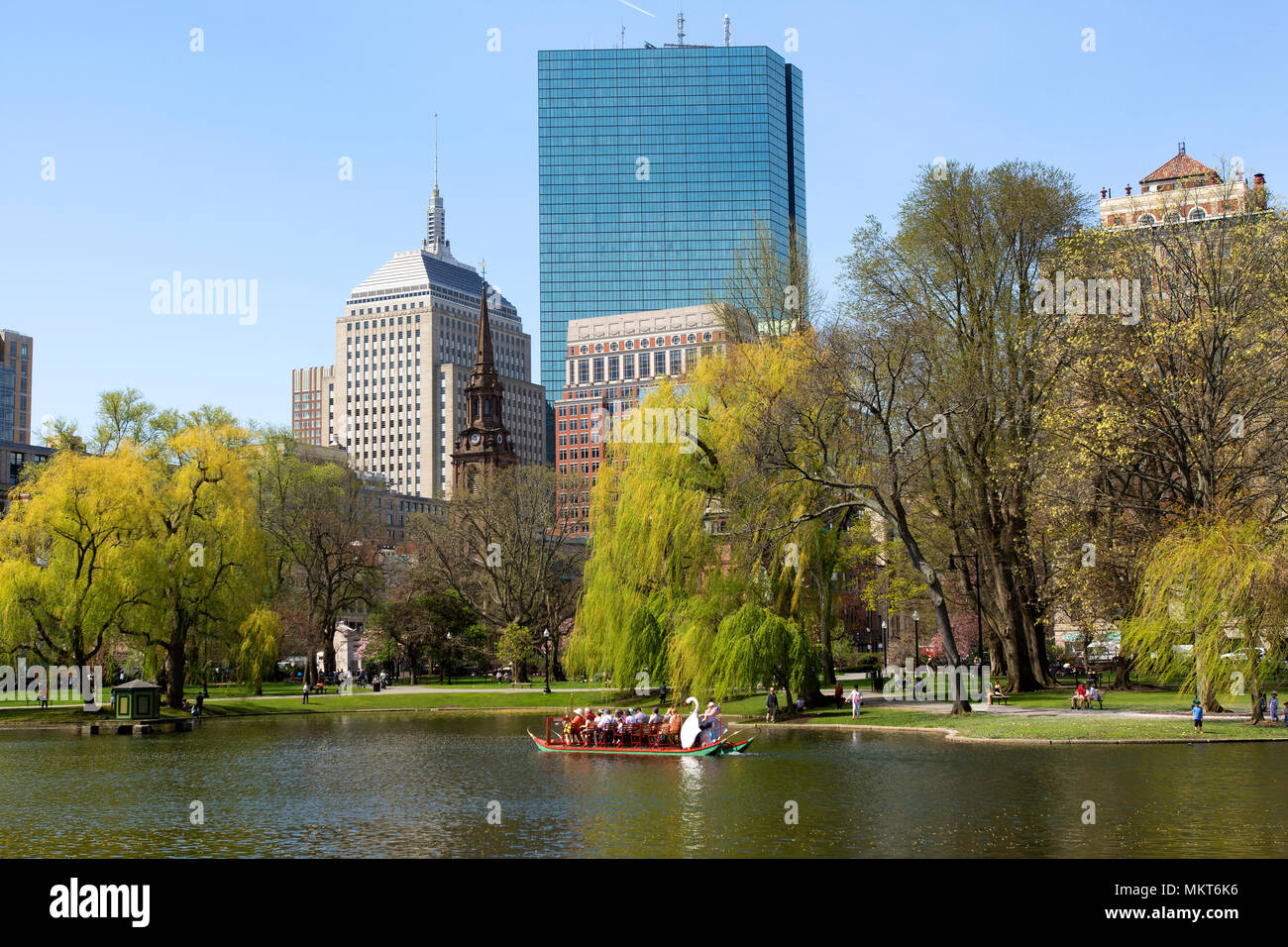 Au début du printemps à la Boston Public Gardens. Un bateau swan passe à travers la lagune. Banque D'Images