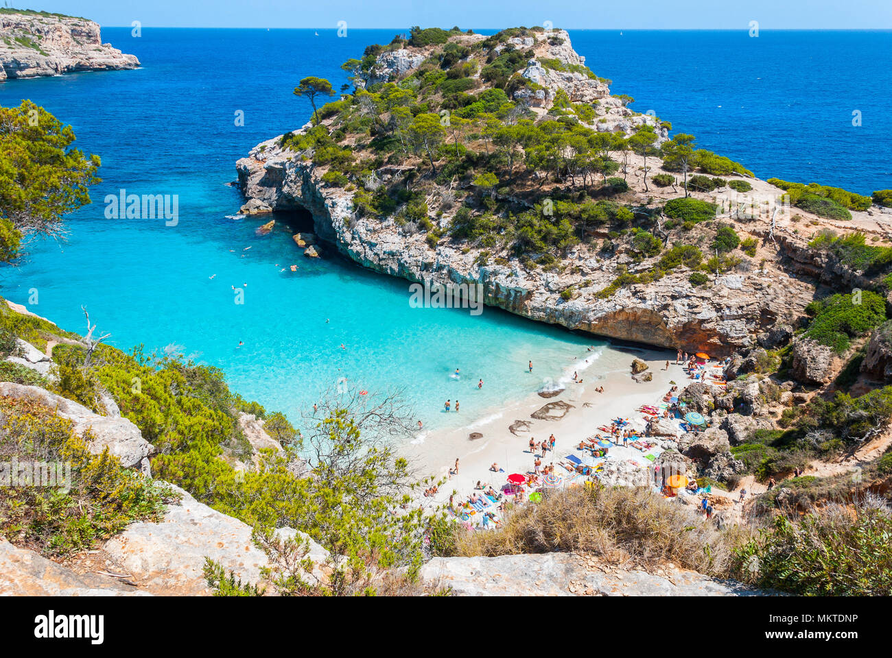 Calo des Moro, Majorque sur une journée ensoleillée avec des personnes sur la plage Banque D'Images