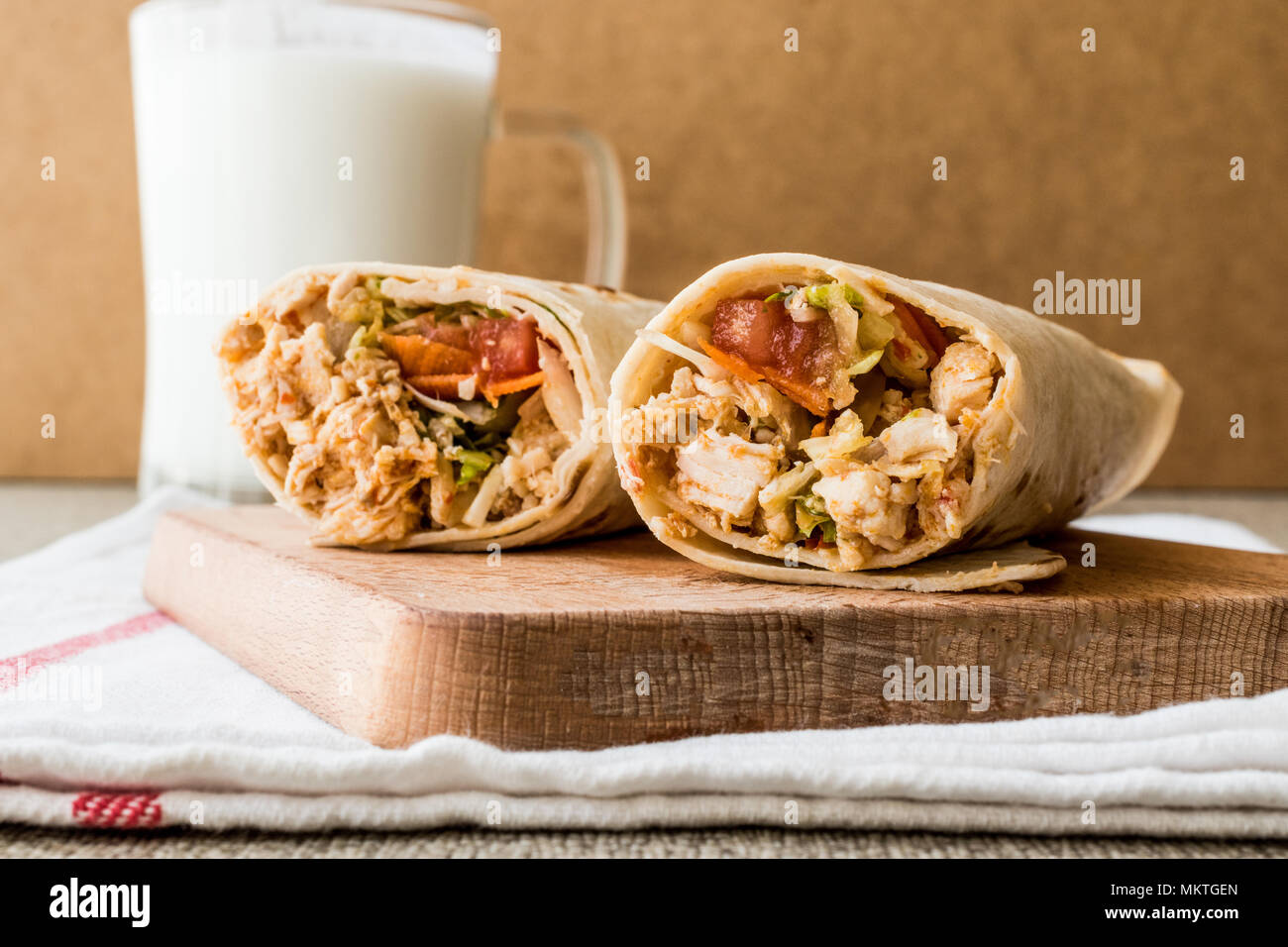 Doner kebab de poulet shawarma avec ayran ou du babeurre. Concept de restauration rapide. Banque D'Images