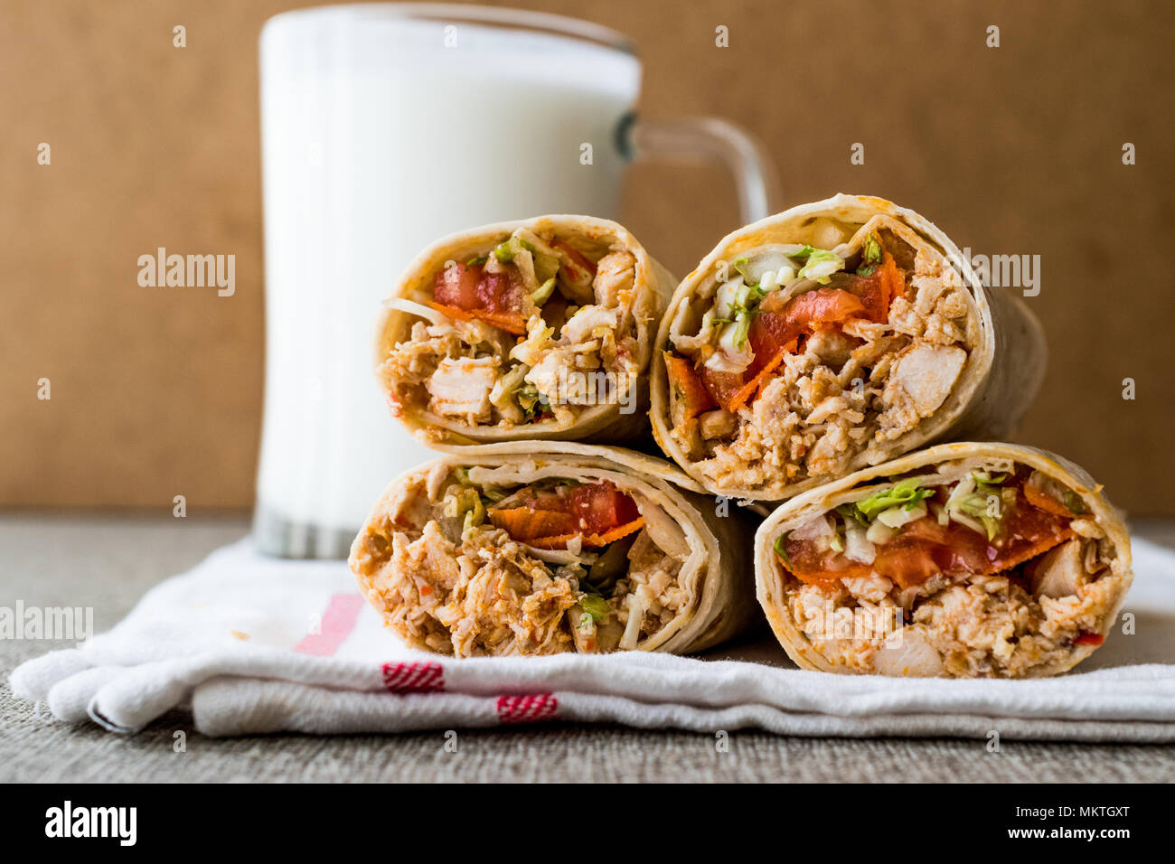 Doner kebab de poulet shawarma avec ayran ou du babeurre. Concept de restauration rapide. Banque D'Images