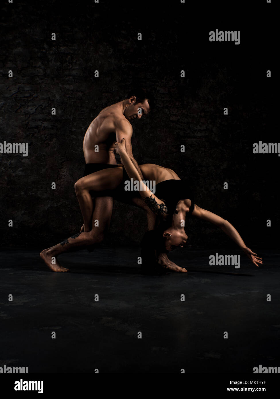 Danseuse de ballet moderne couple en forme noire performing art dance élément avec copie espace vide, l'arrière-plan izolated space Banque D'Images