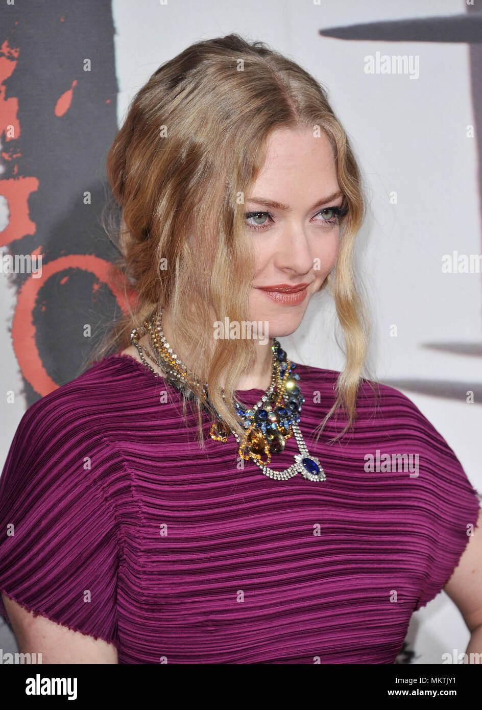 Amanda Seyfried à Red Riding Hood Premiere au Chinese Theatre de Los Angeles.Amanda Seyfried  119 Red Carpet Event, Vertical, USA, Cinéma, Célébrités, photographie, Bestof, Arts, Culture et divertissement, Célébrités Topix fashion / Vertical, Best of, événement dans la vie d'Hollywood, Californie - Tapis rouge et en backstage, USA, Cinéma, Célébrités, cinéma, télévision, Célébrités célébrités musique, photographie, Arts et culture, Bestof, divertissement, Topix headshot, vertical, une personne, à partir de l'an 2011, enquête tsuni@Gamma-USA.com Banque D'Images