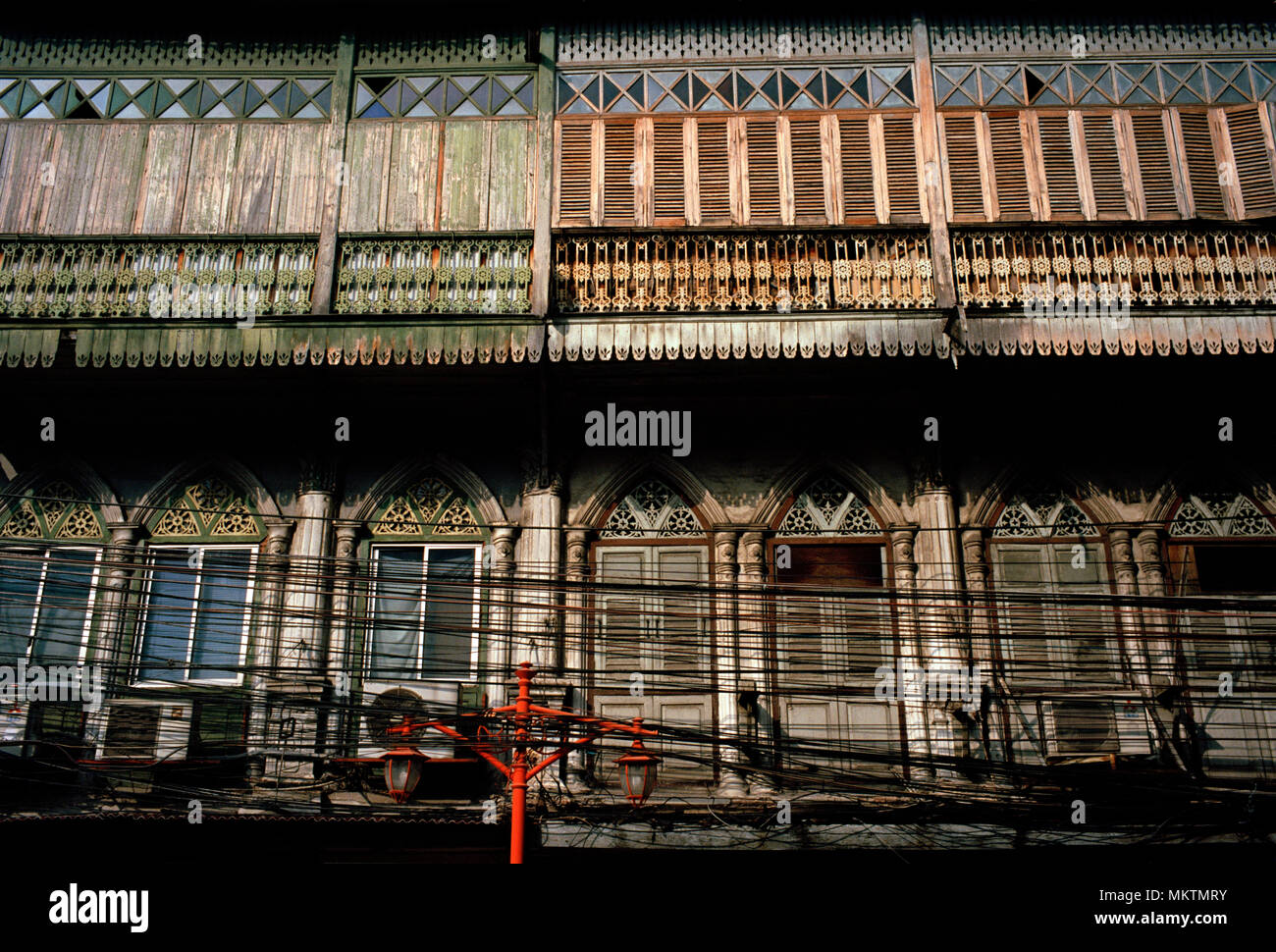 Thai Bâtiments - construction de maisons dans le quartier chinois à Bangkok en Thaïlande en Asie du Sud-Est Extrême-Orient. L'histoire de l'architecture-boutiques de billet Banque D'Images