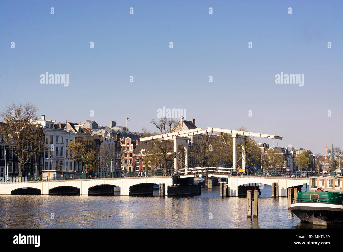 Vue sur le Skinny Bridge sur la rivière Amstel, à Amsterdam, capitale des Pays-Bas, lors d'une journée ensoleillée Banque D'Images