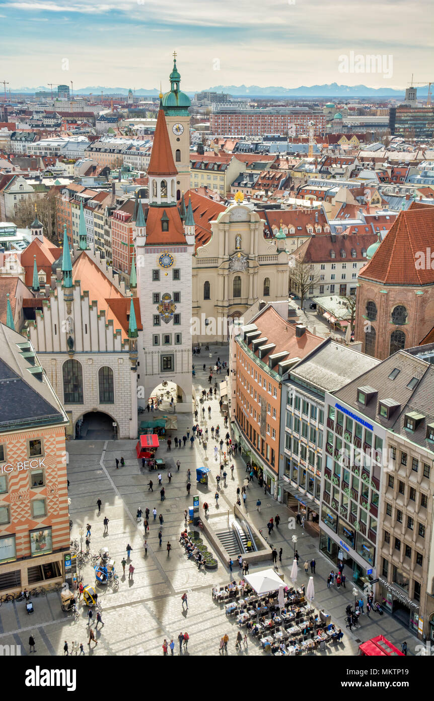 MUNICH, ALLEMAGNE - le 4 avril : vue aérienne sur la ville de Munich, Allemagne, le 4 avril 2018. Des foules de gens sont à la place. Banque D'Images