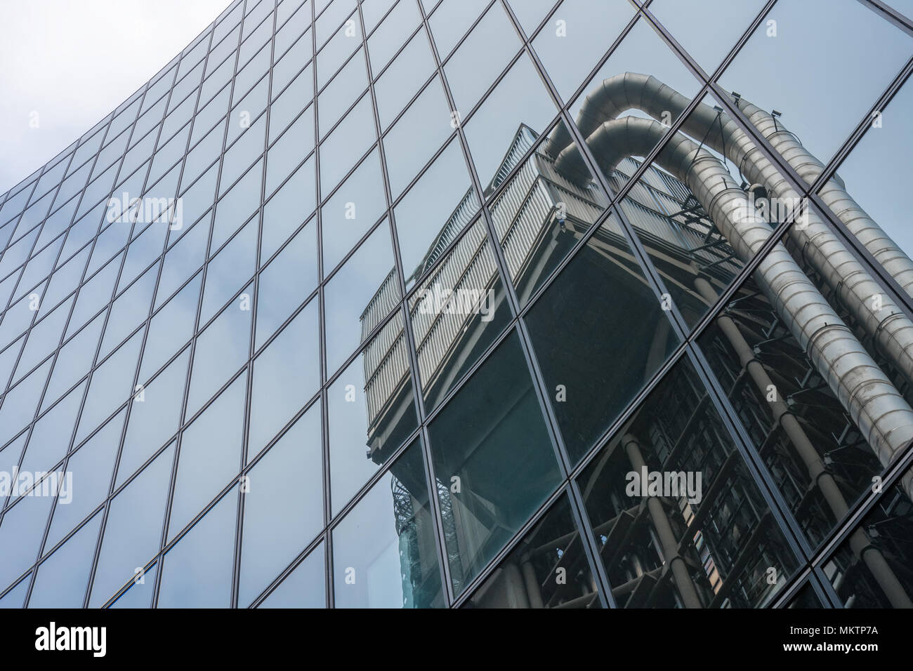 Ville de LONDON, LONDON-Septembre 7,2017 : Reflet de la Lloyds building high-tech en style architectural de façade de l'édifice Willis sur Septem Banque D'Images