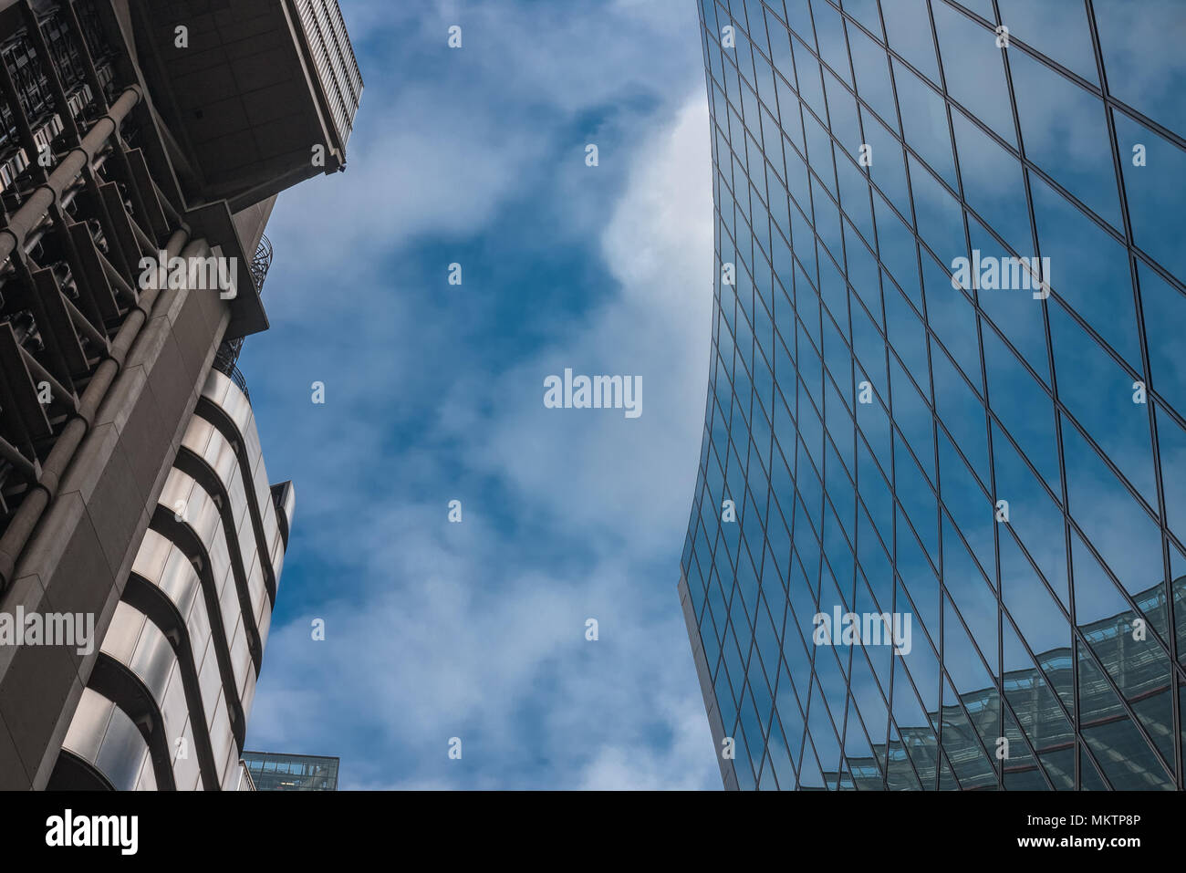 Ville de LONDON, LONDON-Septembre 7,2017 : Le bâtiment de la Lloyds de haute technologie, un style architectural et l'édifice Willis le 7 septembre 2017 à Londres. Banque D'Images