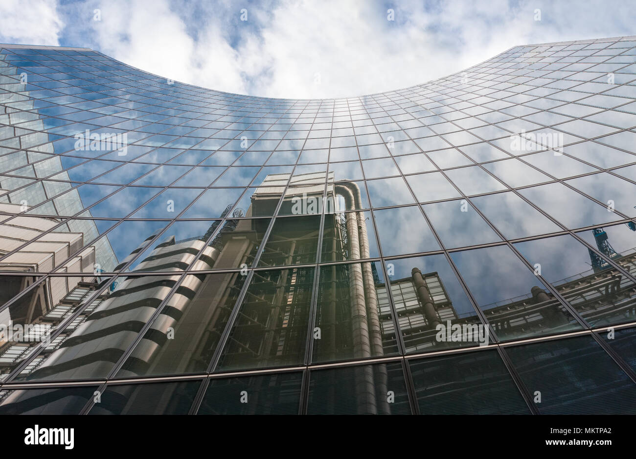 Ville de LONDON, LONDON-Septembre 7,2017 : Reflet de la Lloyds building high-tech en style architectural de façade de l'édifice Willis sur Septem Banque D'Images
