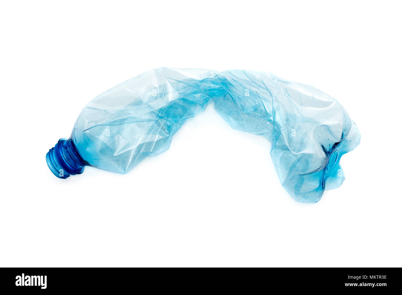 Bouteille en plastique bleu vide écrasé sur fond clair. Les déchets  recyclables. La réutilisation, recyclage, élimination des déchets, les  ressources, l'environnement et l'écologie concep Photo Stock - Alamy