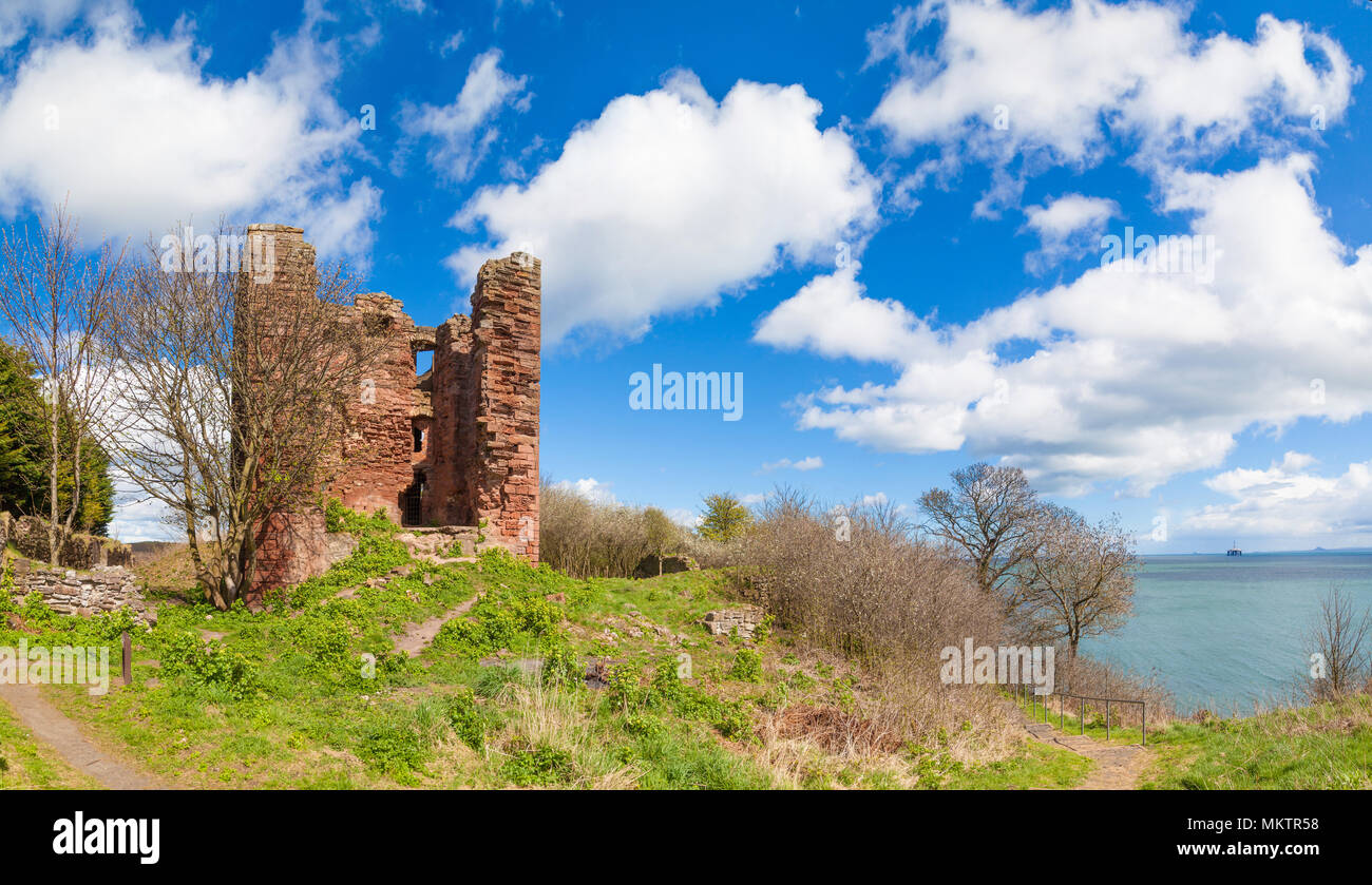 Les ruines de MacDuff Castle près de East Wemyss, dans le Fife, en Écosse. Banque D'Images