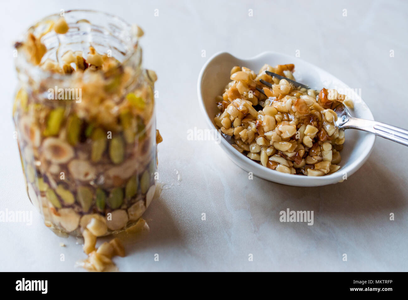 Les écrous à saveur de miel, amandes et croquants aux arachides dessert en pot. L'alimentation biologique. Banque D'Images