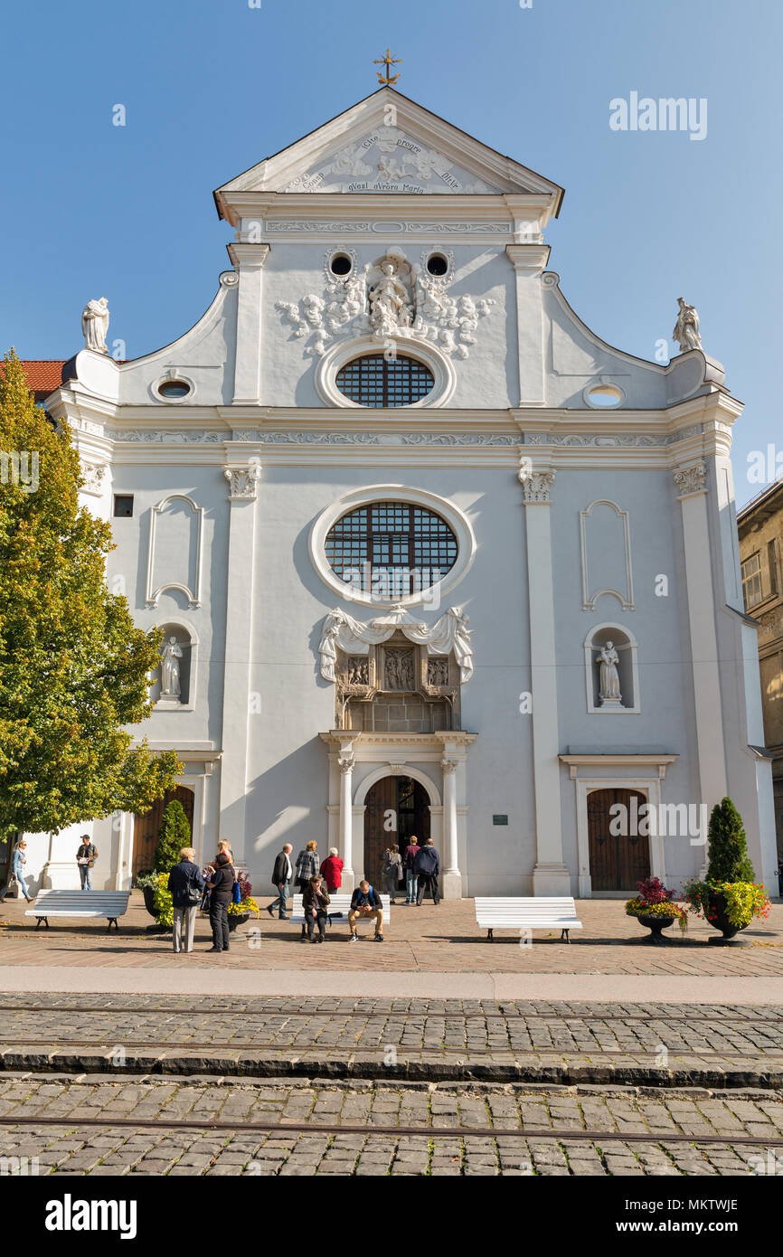 KOSICE, Slovaquie - 02 octobre 2017 : Séminaire de personnes visitent l'église de St Antoine de Padoue sur Hlavna ou rue principale de la vieille ville. Kosice est le plus grand cit Banque D'Images