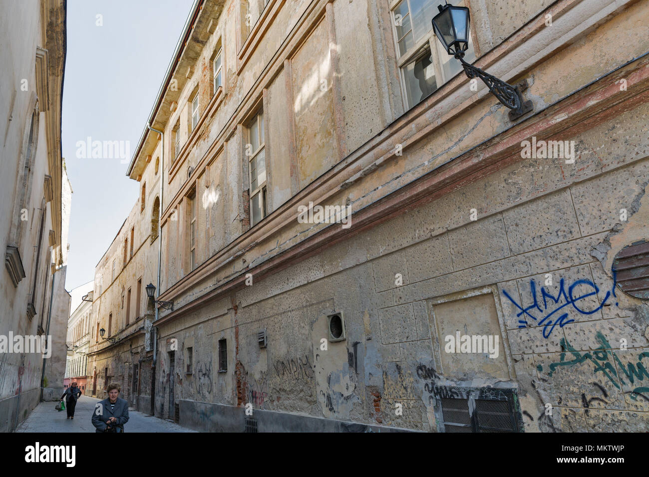 KOSICE, Slovaquie - 02 octobre 2017 : les gens marchent le long narrov vieille rue Franciscaine dans la vieille ville. Kosice est la plus grande ville de Slovaquie orientale et dans Banque D'Images