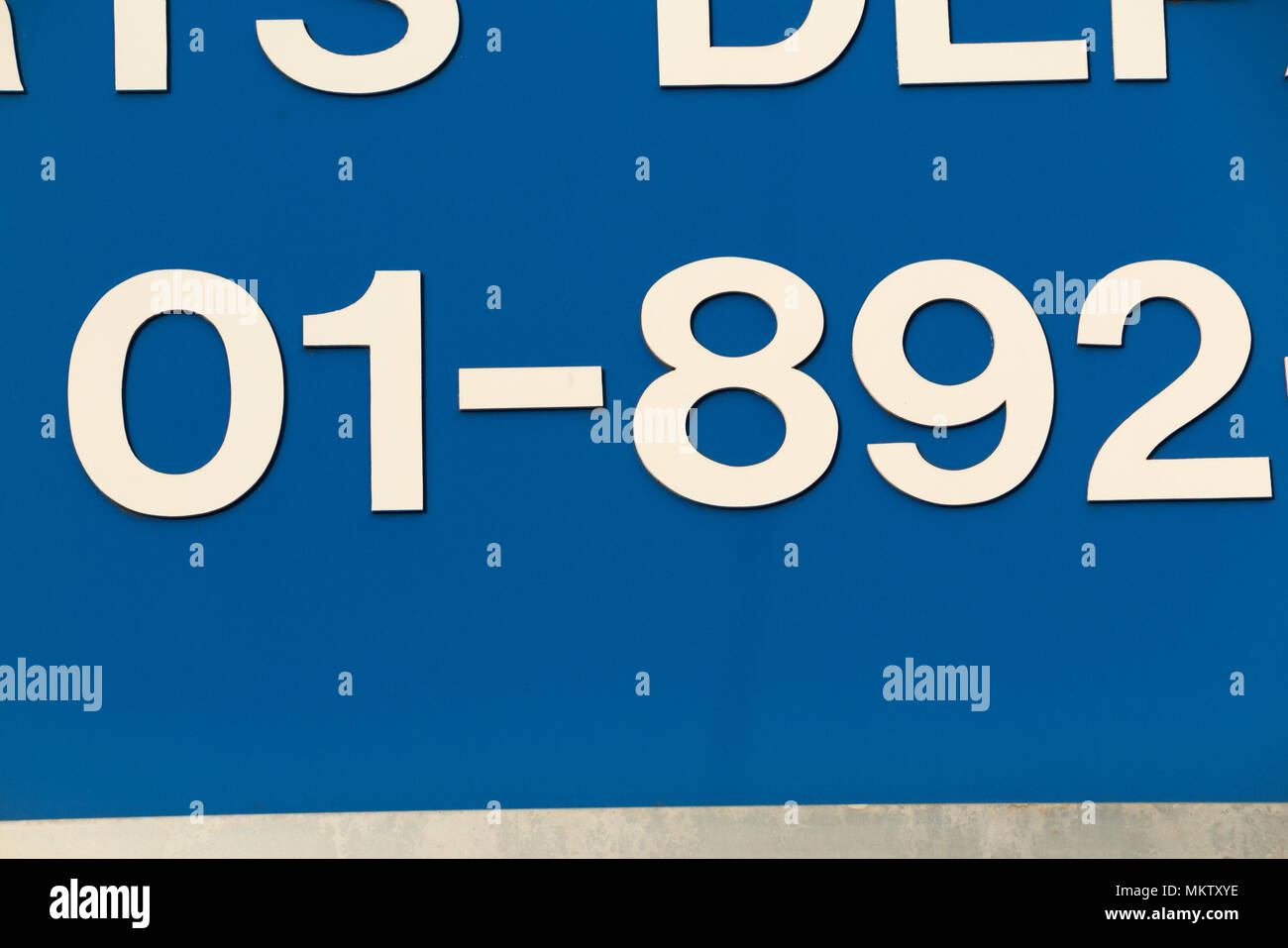 01 Code de la région de London numéro de téléphone, qui a été remplacé il y  a plusieurs années, toujours sur l'affichage à l'avant d'une entreprise à  Twickenham. Londres. UK. (96 Photo