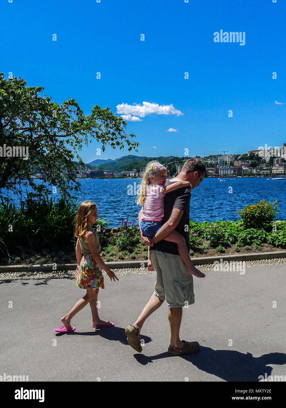 Père fille père fille enfant kid piggyback piggy back sunny été, vie de famille Lugano, Suisse Connexion concept jour pères togetherness Banque D'Images