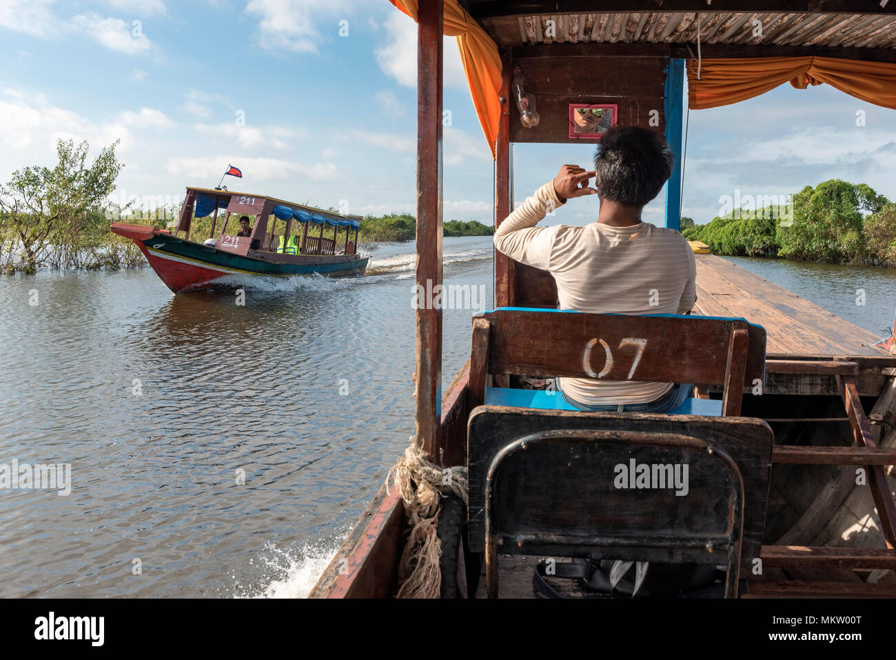 Bateaux de tourisme dans le village flottant KOMPONG PHLUK, lac Tonle Sap, Cambodge Banque D'Images
