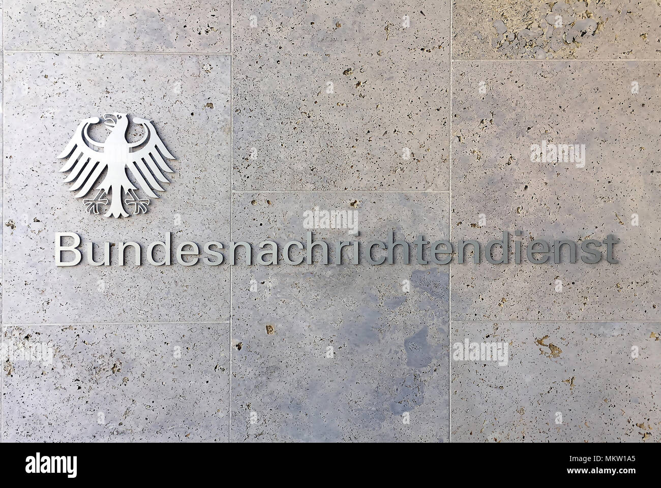 Logo du Service de renseignement allemand BND Bundesnachrichtendienst à l'entrée du nouveau siège de la BND dans la capitale allemande B Banque D'Images