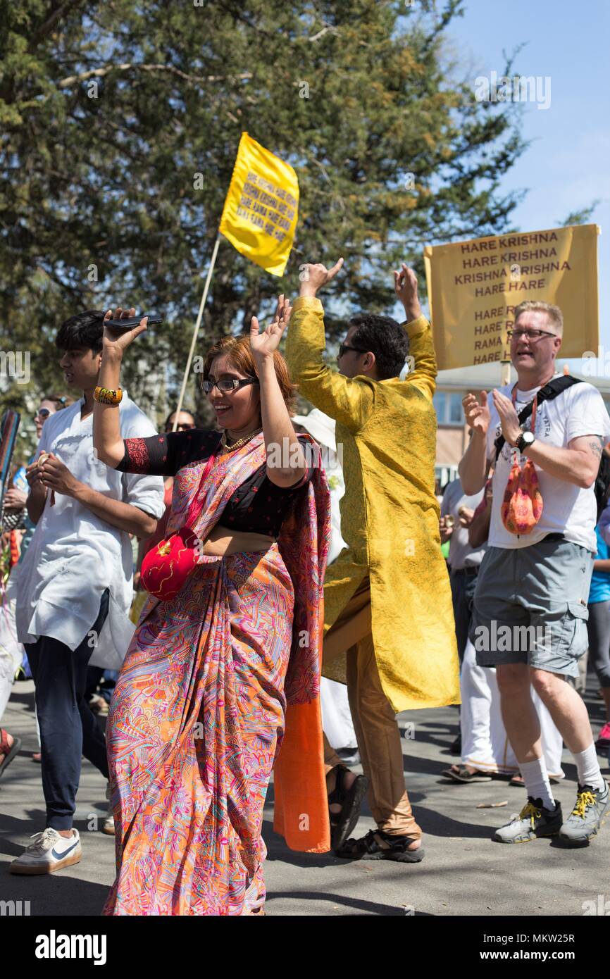Hare Krishna dansant et chantant, au défilé du jour de mai et festival à Minneapolis, Minnesota, USA. Banque D'Images