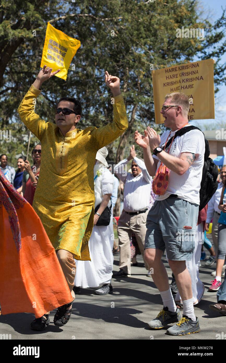 Hare Krishna dansant et chantant, au défilé du jour de mai et festival à Minneapolis, Minnesota, USA. Banque D'Images