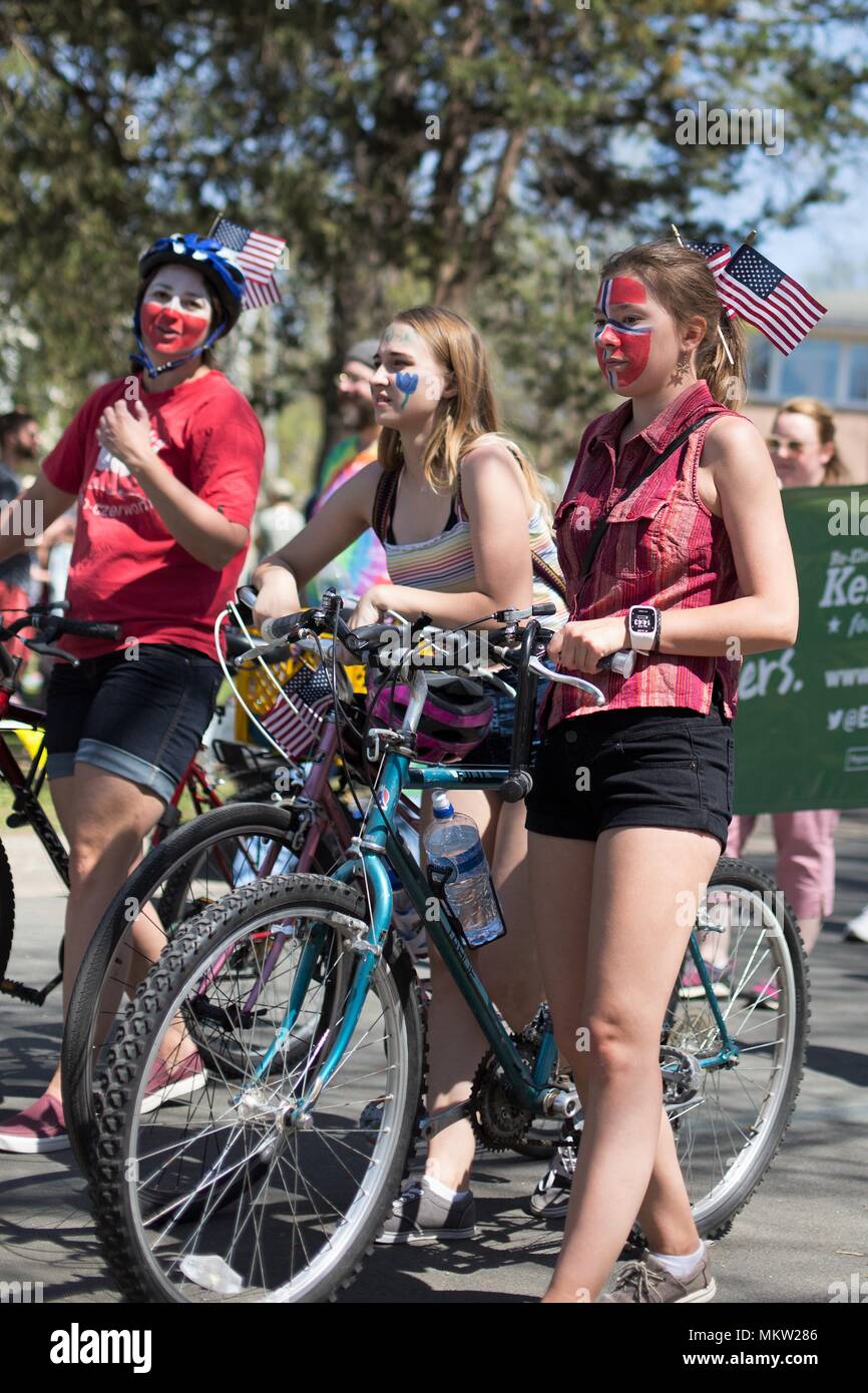 Trois adolescentes avec American patriotic face paint, à la parade de mai et festival à Minneapolis, Minnesota, USA. Banque D'Images