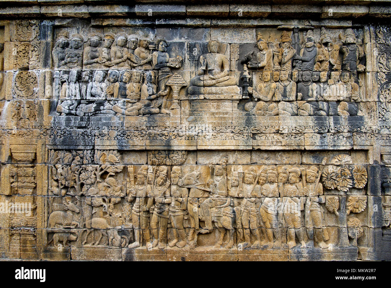 Deux magnifiques story bord de ton bas-relief carving Borobudur Temple bouddhiste du 9ème siècle Java Indonésie Banque D'Images