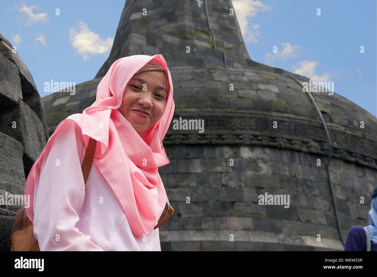 Smiling Indonesian visiteur 9e siècle temple bouddhiste Borobudur Java Indonésie Banque D'Images