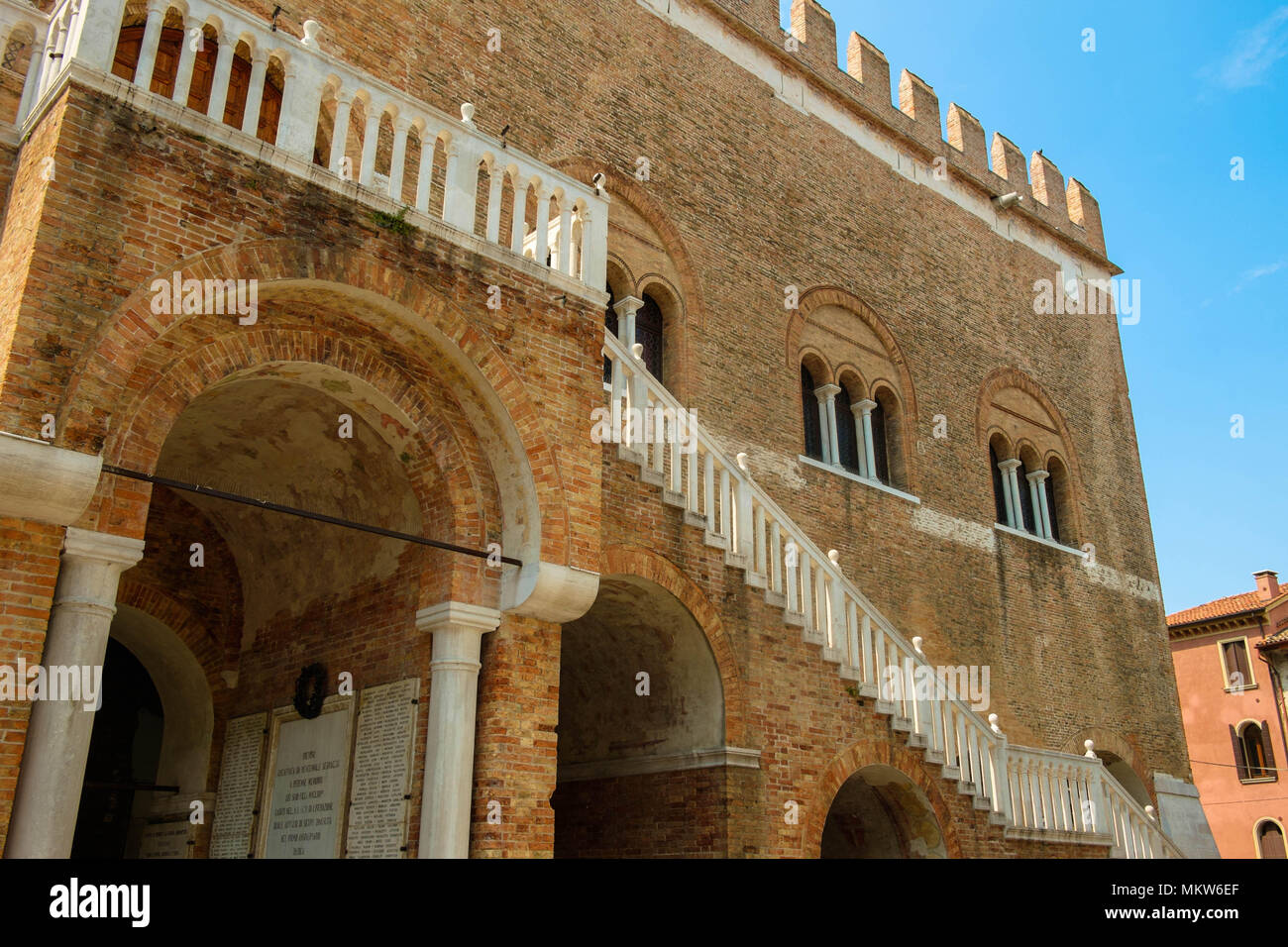 Le Palazzo dei Trecento, également appelé Palazzo della Ragione, est le siège du conseil de la ville de Treviso, Italie et forme le cœur de la ville. Banque D'Images