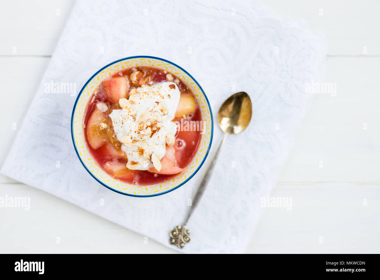 La compote de rhubarbe et faites maison avec du yaourt à la noix de coco et le gruau, snack-detox sain Banque D'Images