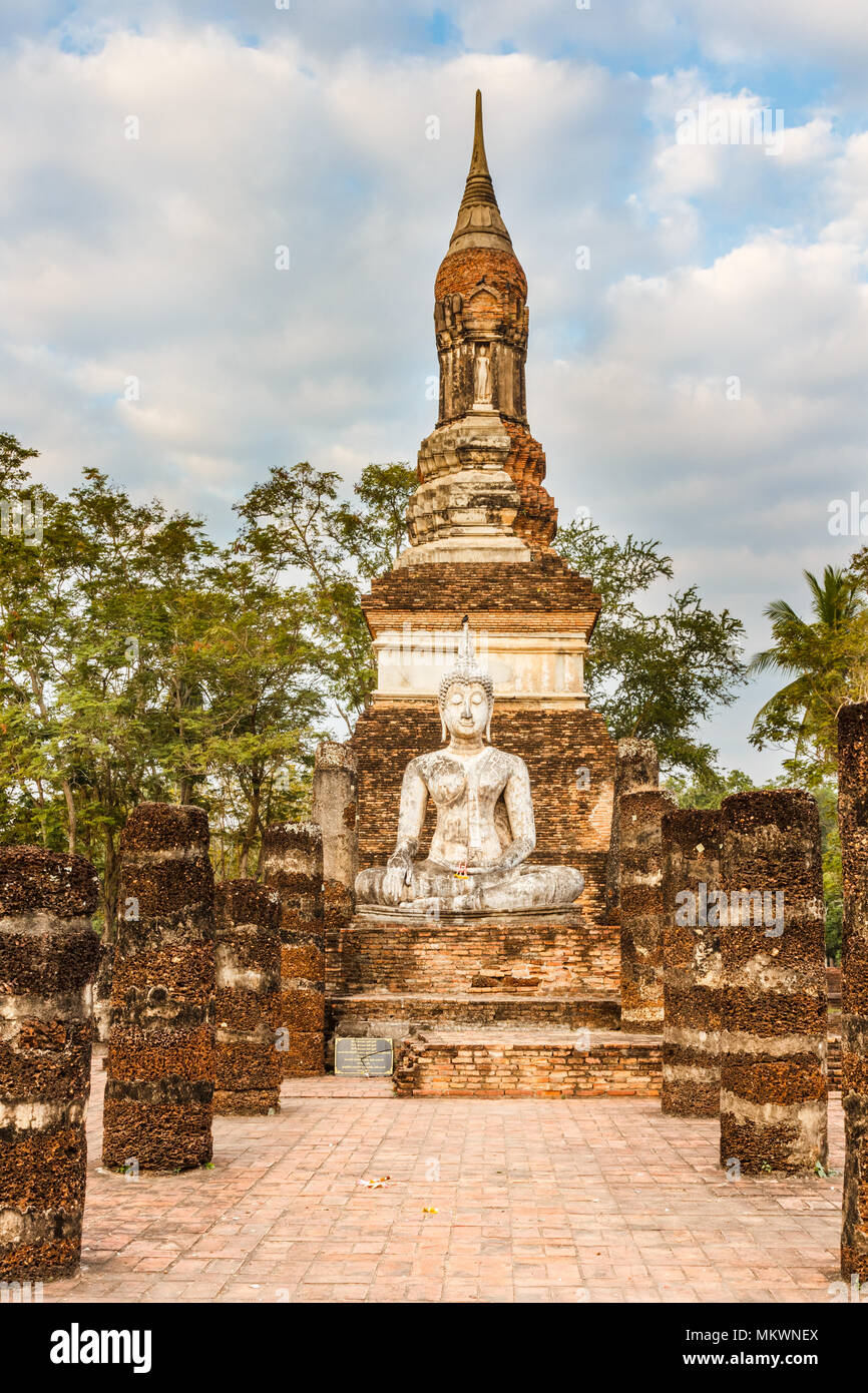 Statue de Bouddha, Wat Mahathat, Parc historique de Sukhothai, Thaïlande Banque D'Images