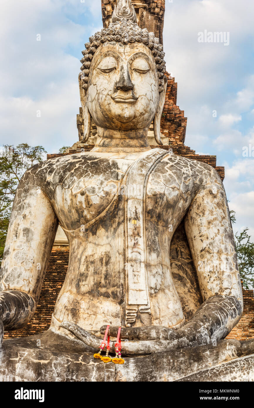 Statue de Bouddha, Wat Mahathat, Parc historique de Sukhothai, Thaïlande Banque D'Images