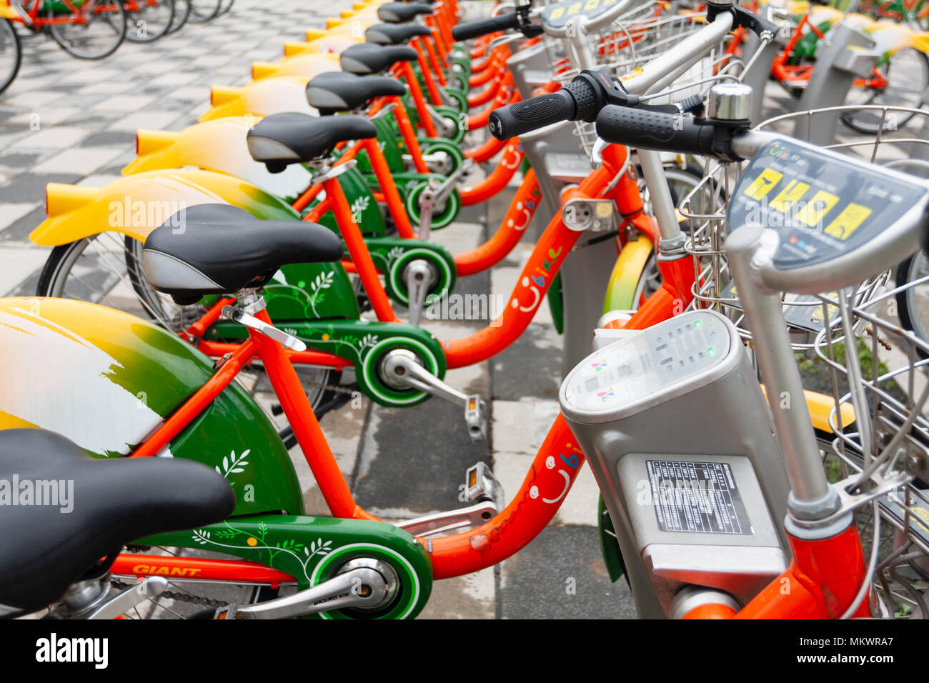 Parking à vélos publics YouBike (U) vélo Vélos Station, Zhongxin Plaza, Xinyi District, Taipei, Taiwan Banque D'Images