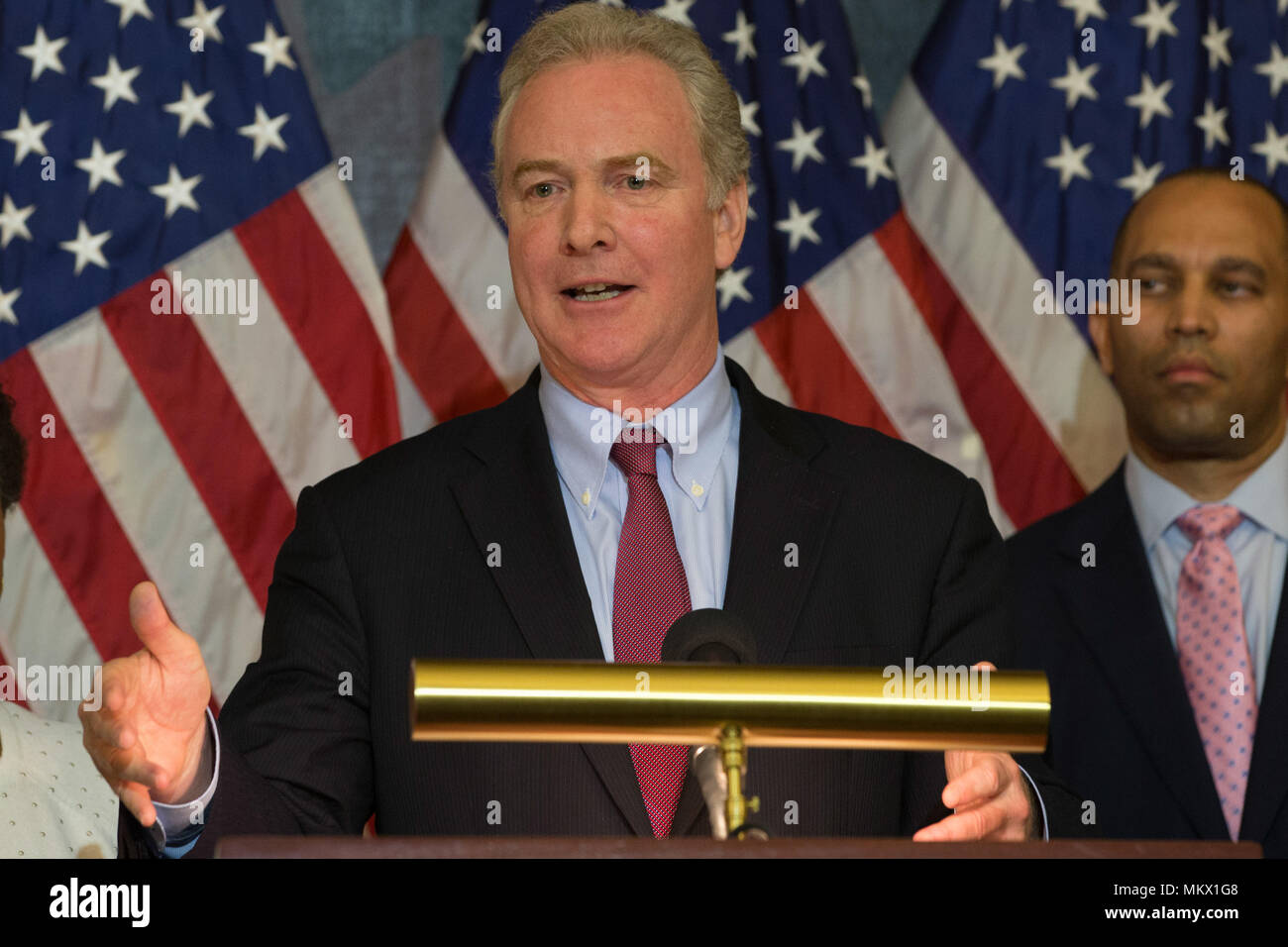 Le sénateur Chris Van Hollen (D-MD) prend la parole lors d'une conférence de presse le Président Donald Trump's 100e jour de son mandat le 18 avril 2017 au Capitole à Washington, D.C. Banque D'Images