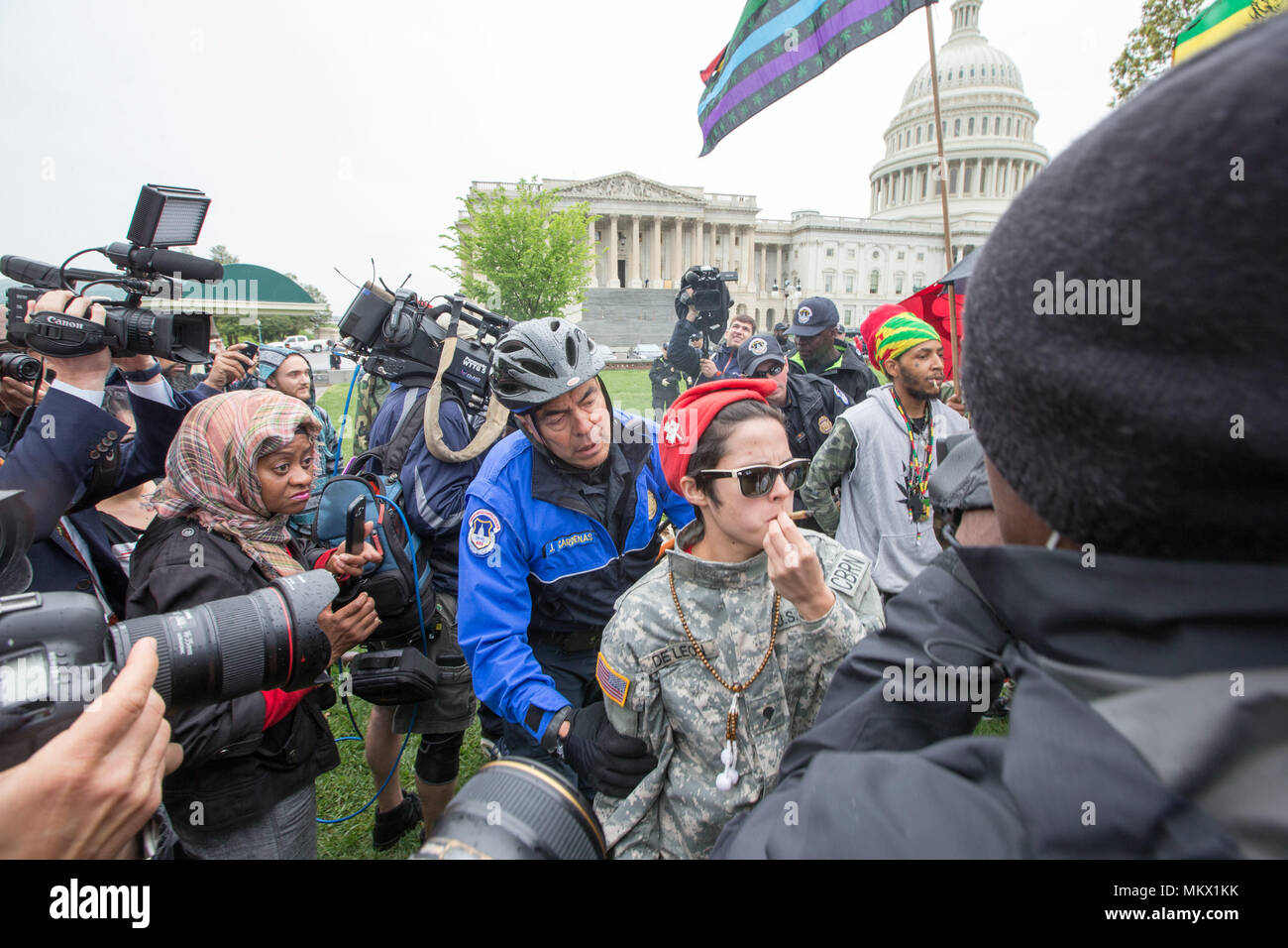 Un agent de police arrestations Capitole activiste marijuana Natalie Deleon pour fumer de la marijuana pour des raisons de le Capitole à Washington, D.C. le 24 avril 2017. Banque D'Images