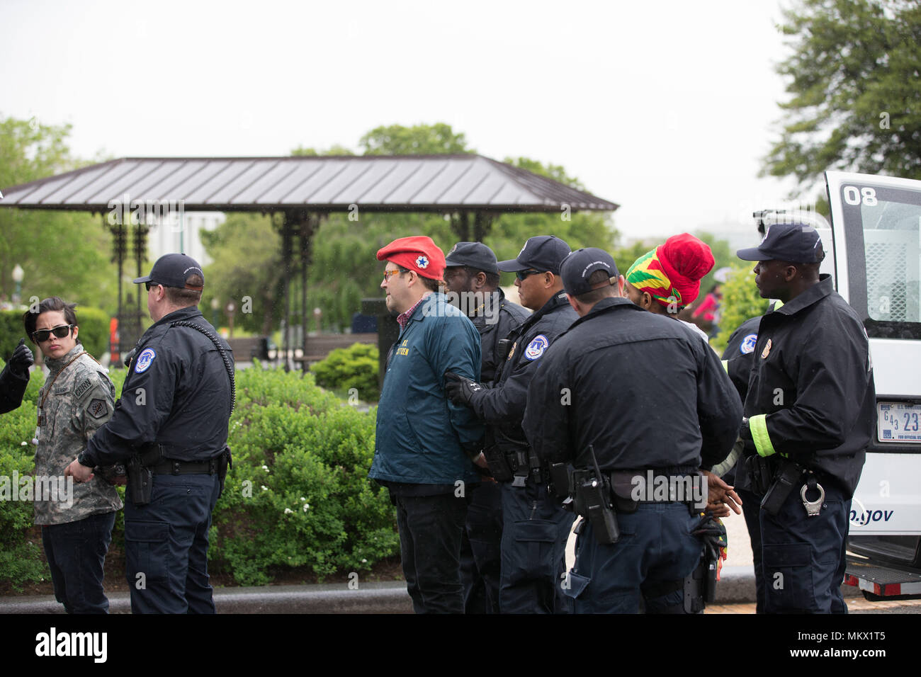 Capitale américaine des agents de police l'arrestation des militants de la marijuana Adam Eidinger, Natalie Deleon, et Ras-Fia pour fumer sur le terrain de la capitale américaine à Washington, D.C. le 24 avril 2017. Banque D'Images