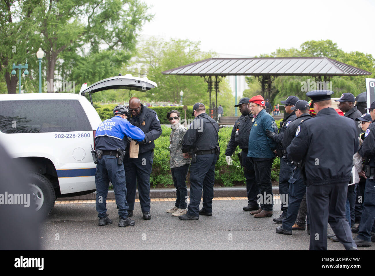 Capitale américaine des agents de police l'arrestation des militants de la marijuana Adam Eidinger, Natalie Deleon, et Ras-Fia pour fumer sur le terrain de la capitale américaine à Washington, D.C. le 24 avril 2017. Banque D'Images