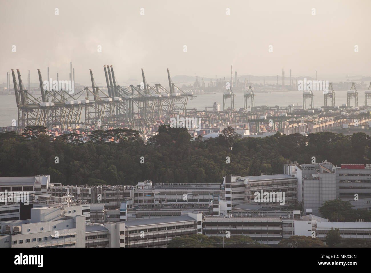 Vue sur le port de Singapour dans la partie ouest de Singapour Banque D'Images