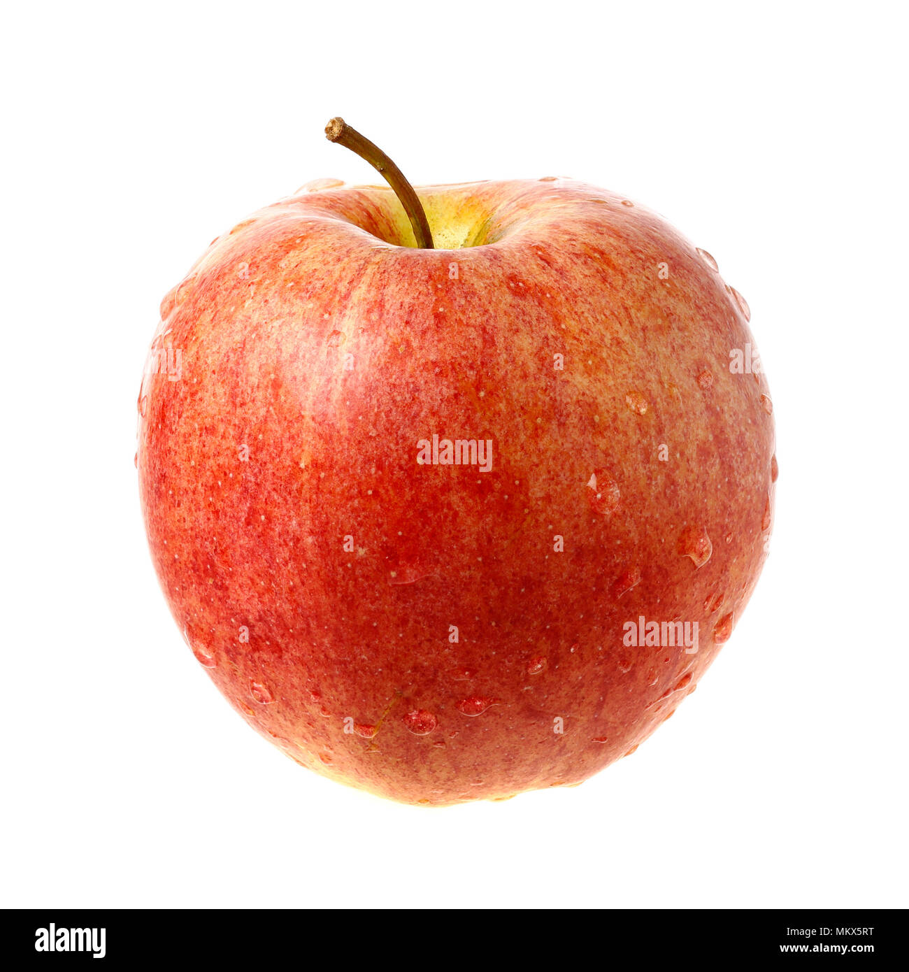 Pomme fraîche rouge avec des gouttelettes d'eau isolé sur fond blanc. Banque D'Images
