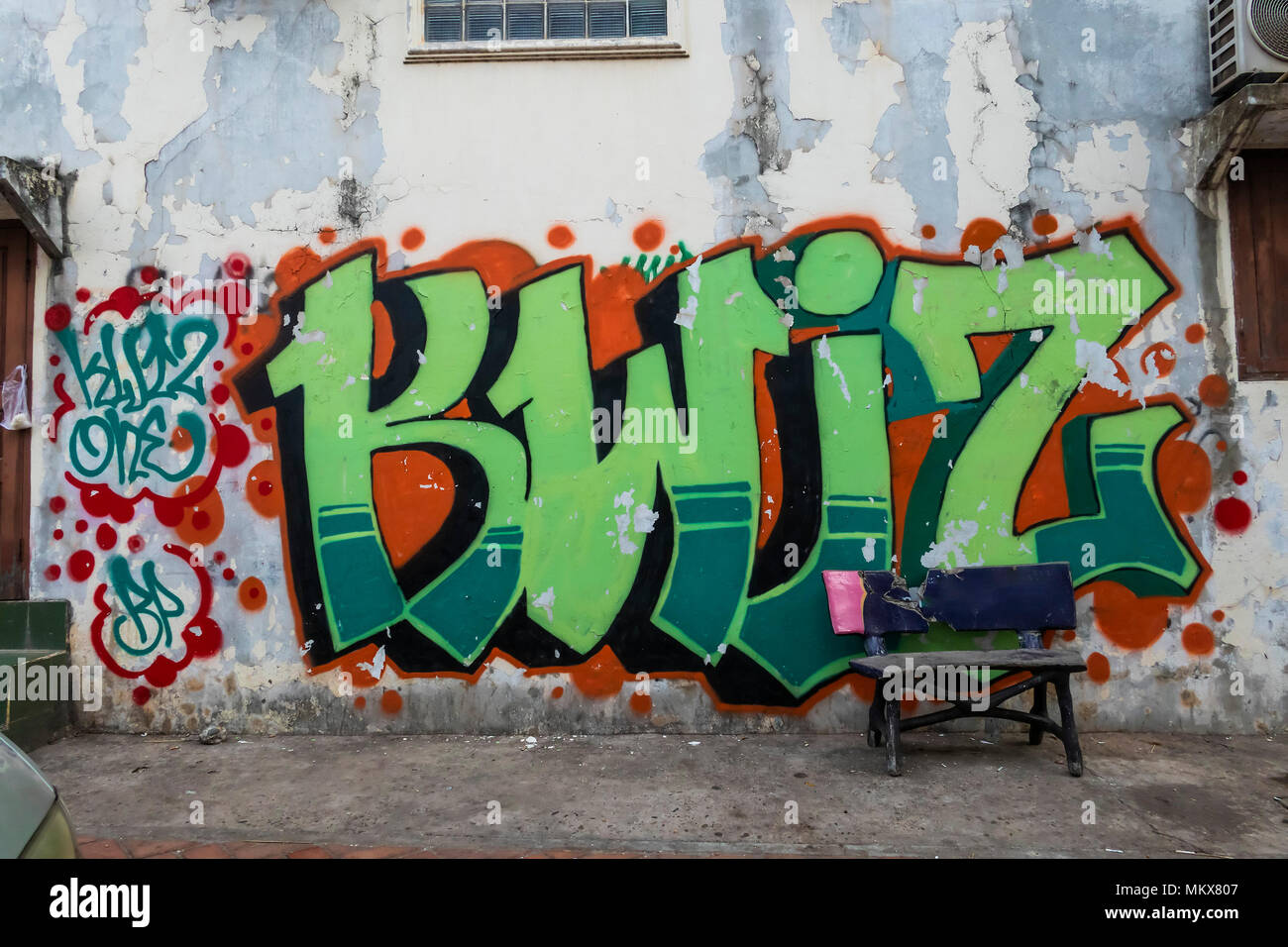 Street art par l'artiste non identifié. Le graffiti est une vue inhabituelle à Vientiane, Laos Banque D'Images