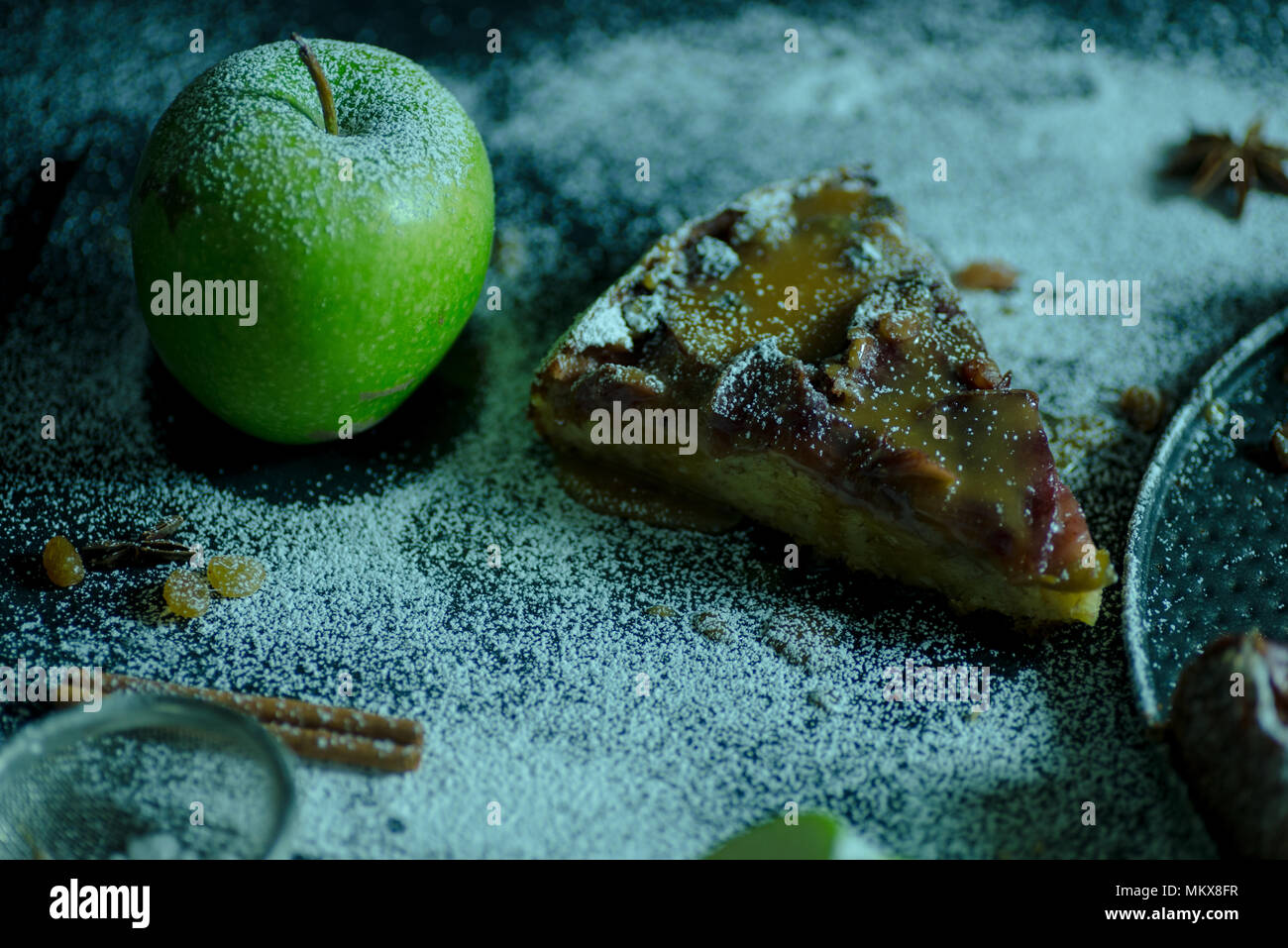 Tarte aux pommes et crème caramel sur table noire avec du sucre en arrière-plan et Apple Banque D'Images