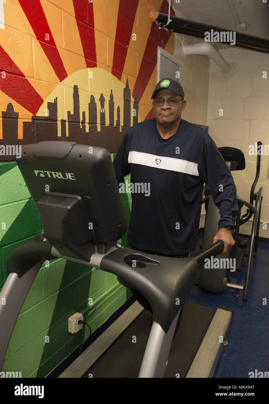 Les hommes de se tenir en forme, travaillant sur la machines d'exercice fournis à un centre principal régulateur sur Lower East Side, Manhattan, New York City. Banque D'Images