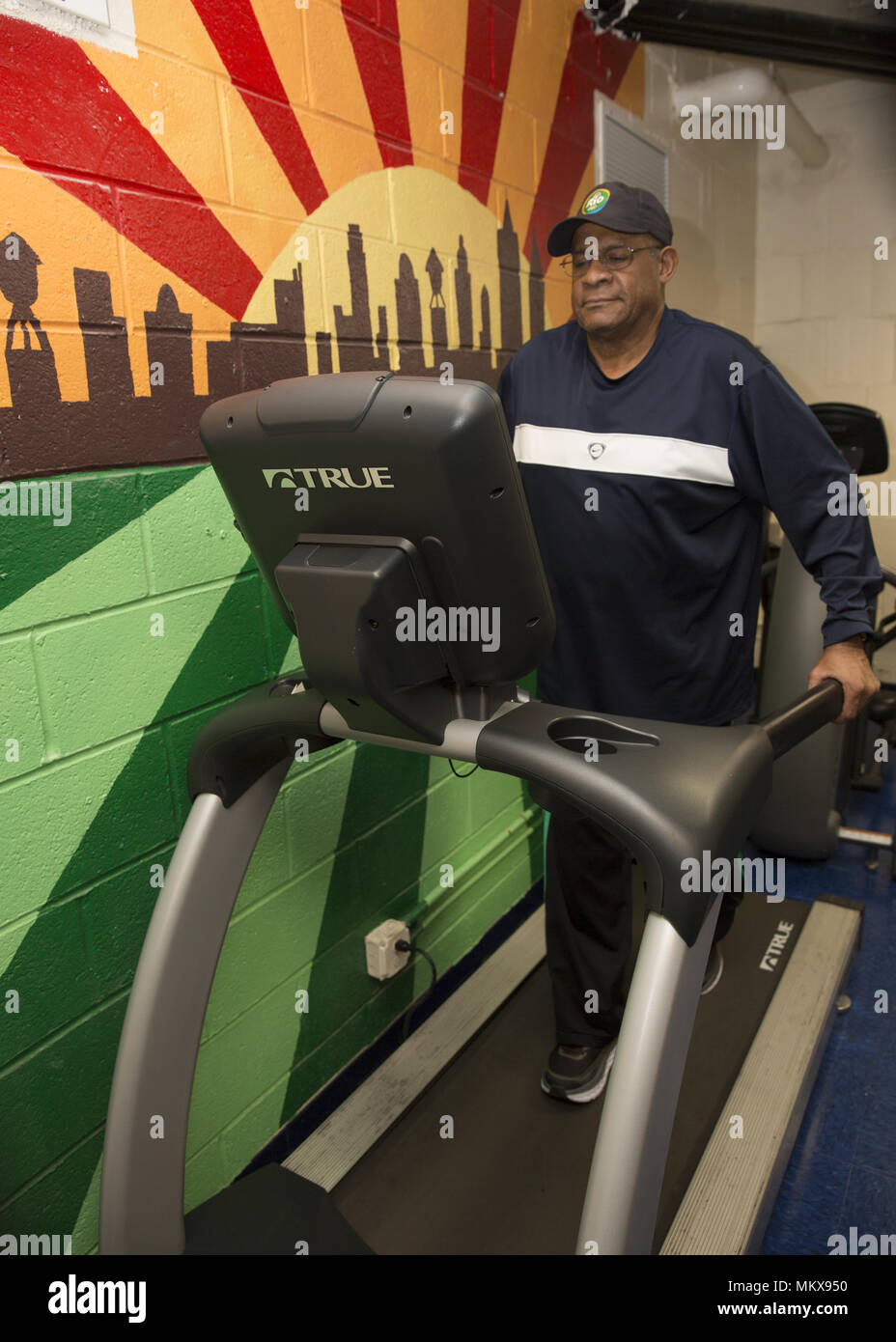 Les hommes de se tenir en forme, travaillant sur la machines d'exercice fournis à un centre principal régulateur sur Lower East Side, Manhattan, New York City. Banque D'Images