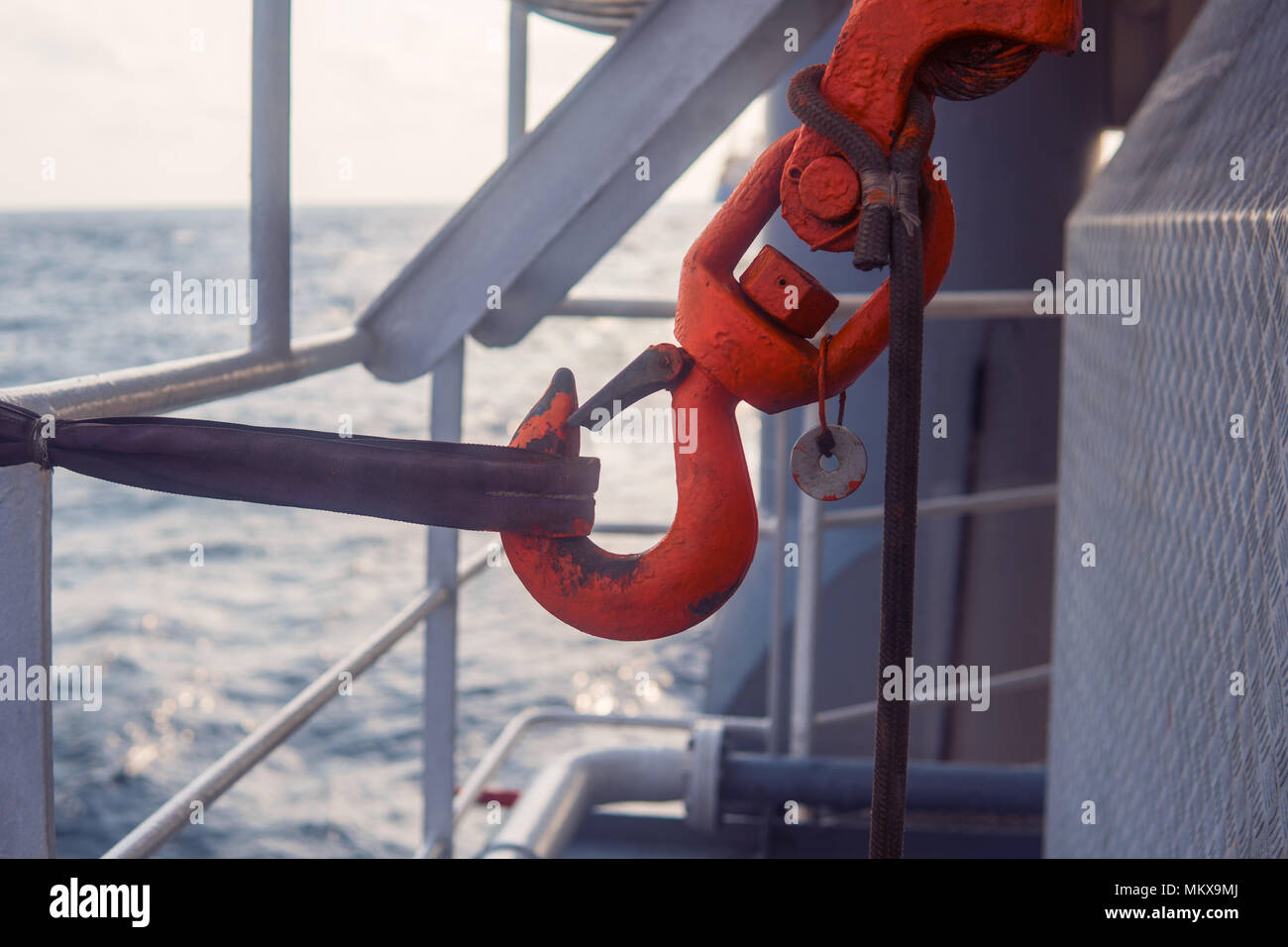 Crochet de grue offshore est sécurisé pour passage de mer. Banque D'Images