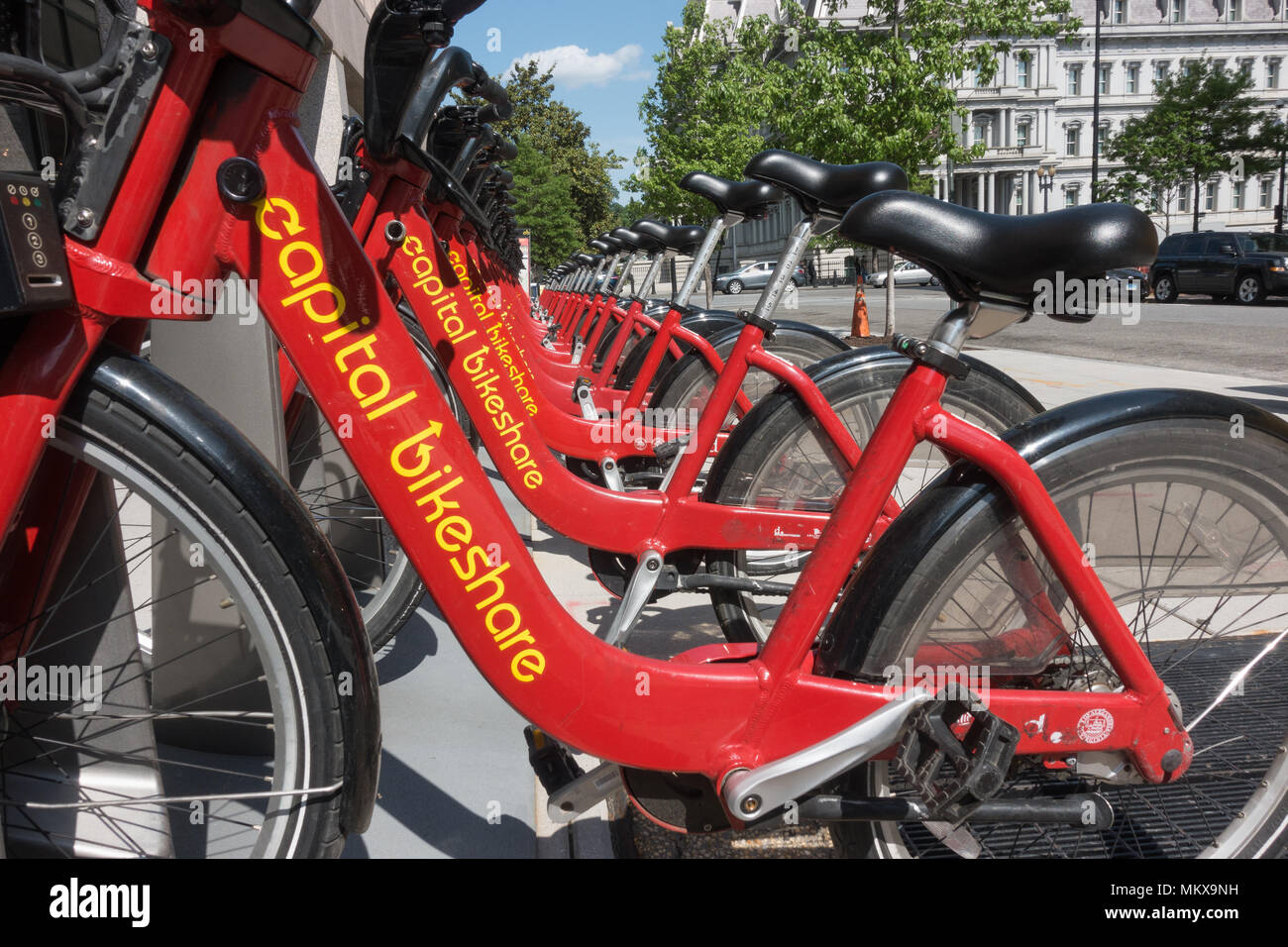 Vélos en vélo dans le centre-ville de DC ; Eisenhower Executive Office Building dans b.g. Partager Vélo Capital est populaire avec les habitants et les touristes. Banque D'Images