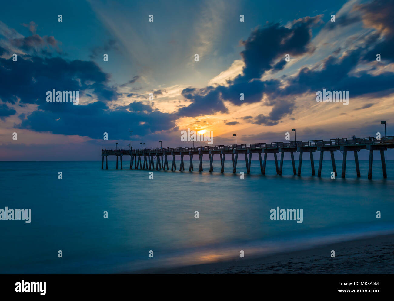 Coucher de soleil sur la jetée de Venise sur le golfe du Mexique en Floride Venise Banque D'Images