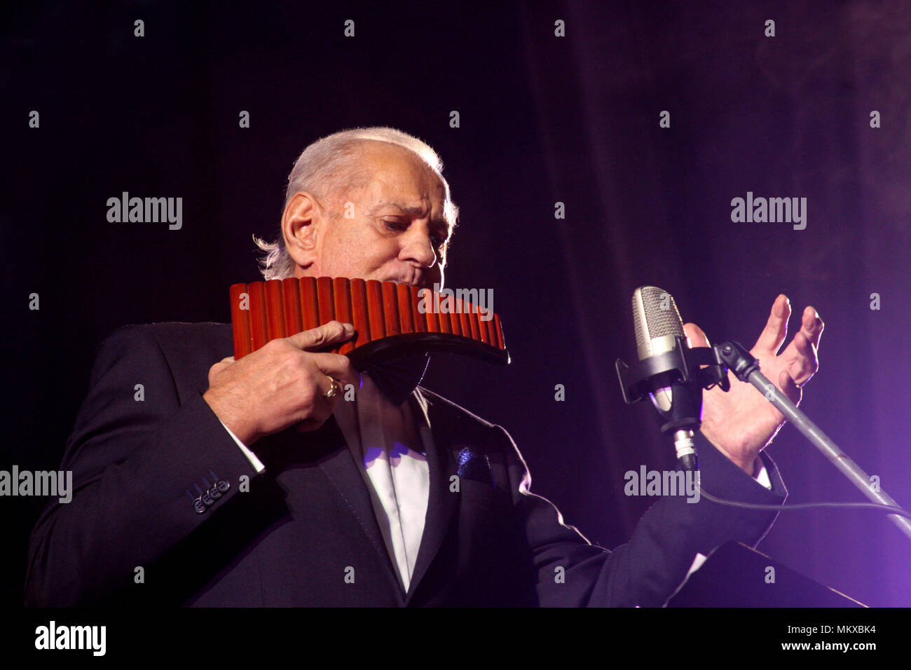 Le célèbre musicien roumain Gheorghe Zamfir, jouant sur scène la flûte à bec, 2013 Banque D'Images