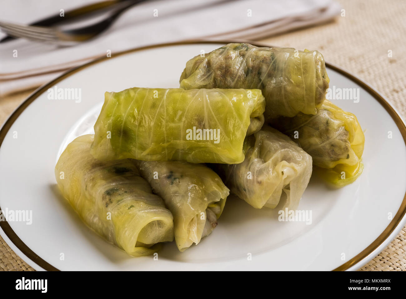 Délicieux petit chou farci feuilles (la traditionnelle dolma de la cuisine méditerranéenne) dans la plaque blanche Banque D'Images