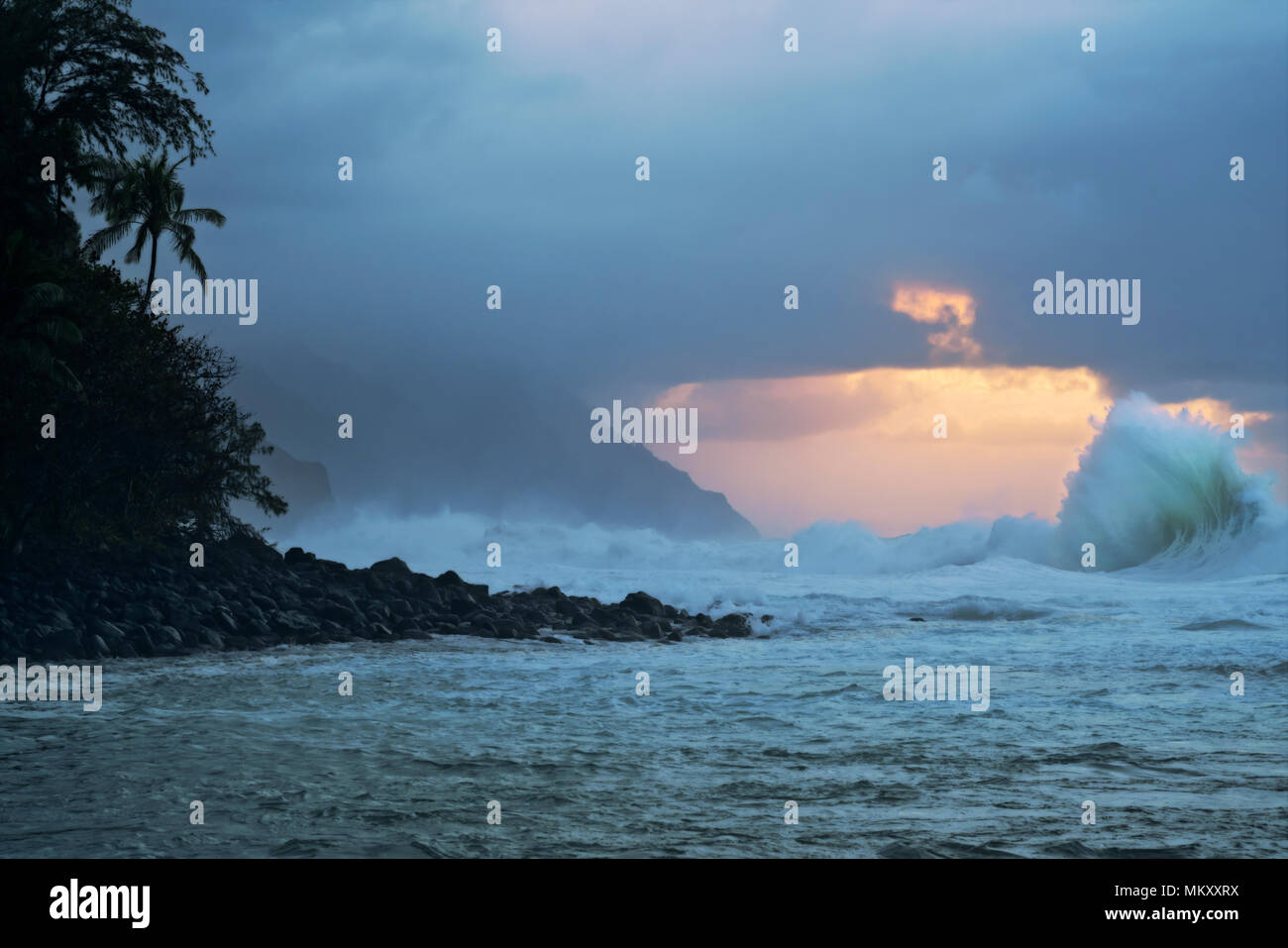 Dernière lumière révèle vague massive curl près de Kee Beach le long de la Côte de Na Pali sur l'île de Kauai. Banque D'Images
