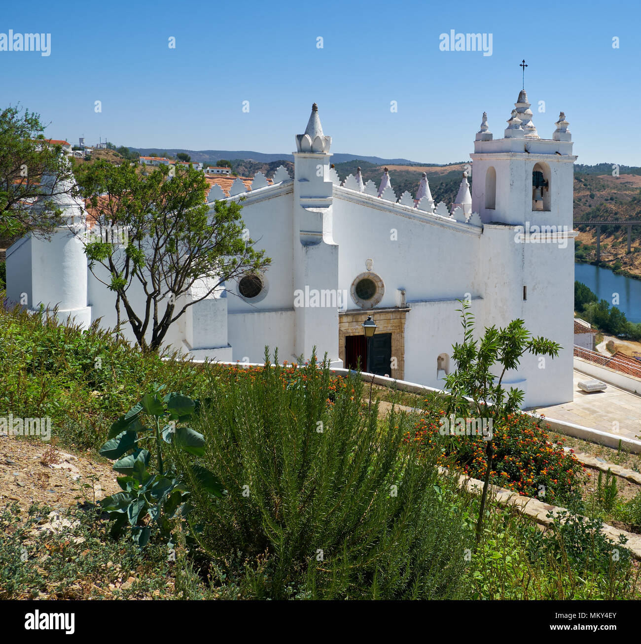 Le point de vue de l'église paroissiale de Mertola (Igreja Matriz), à l'origine une mosquée, à travers la brousse du Mertola jardin du château. Mertola. Baixo Alentejo. P Banque D'Images